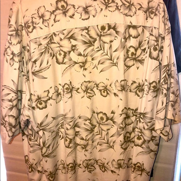 Two Men’s Size Large Tommy Bahama 💯 percent Silk Shirts - Picture 9 of 9